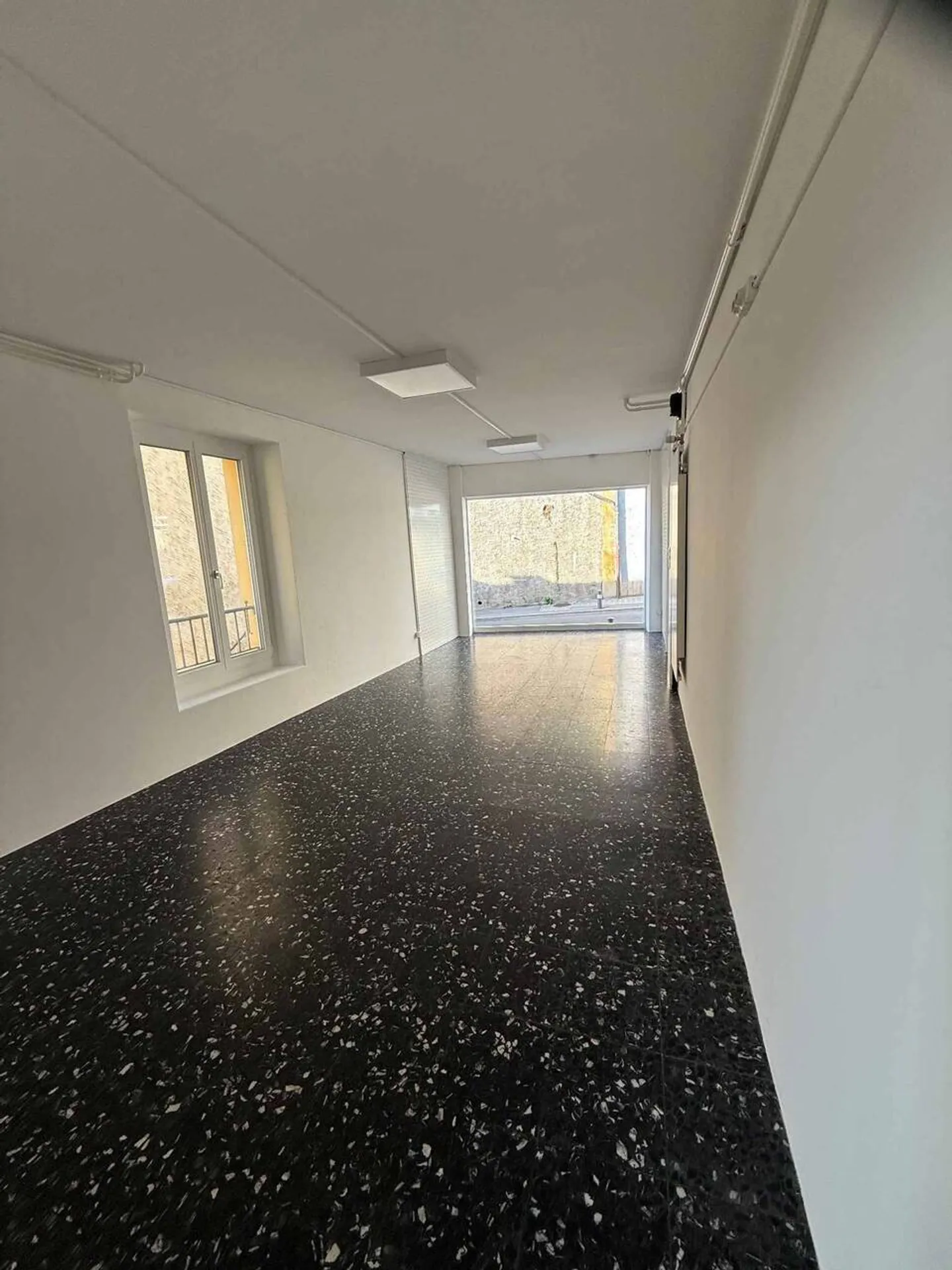 For rent commercial space with windows on the ground floor in Grandson - Photo 2 of 6