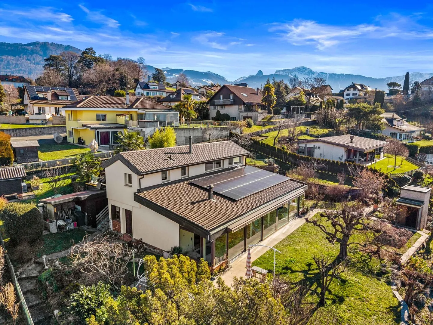 Large Two-Family Villa - Photo 5 of 13