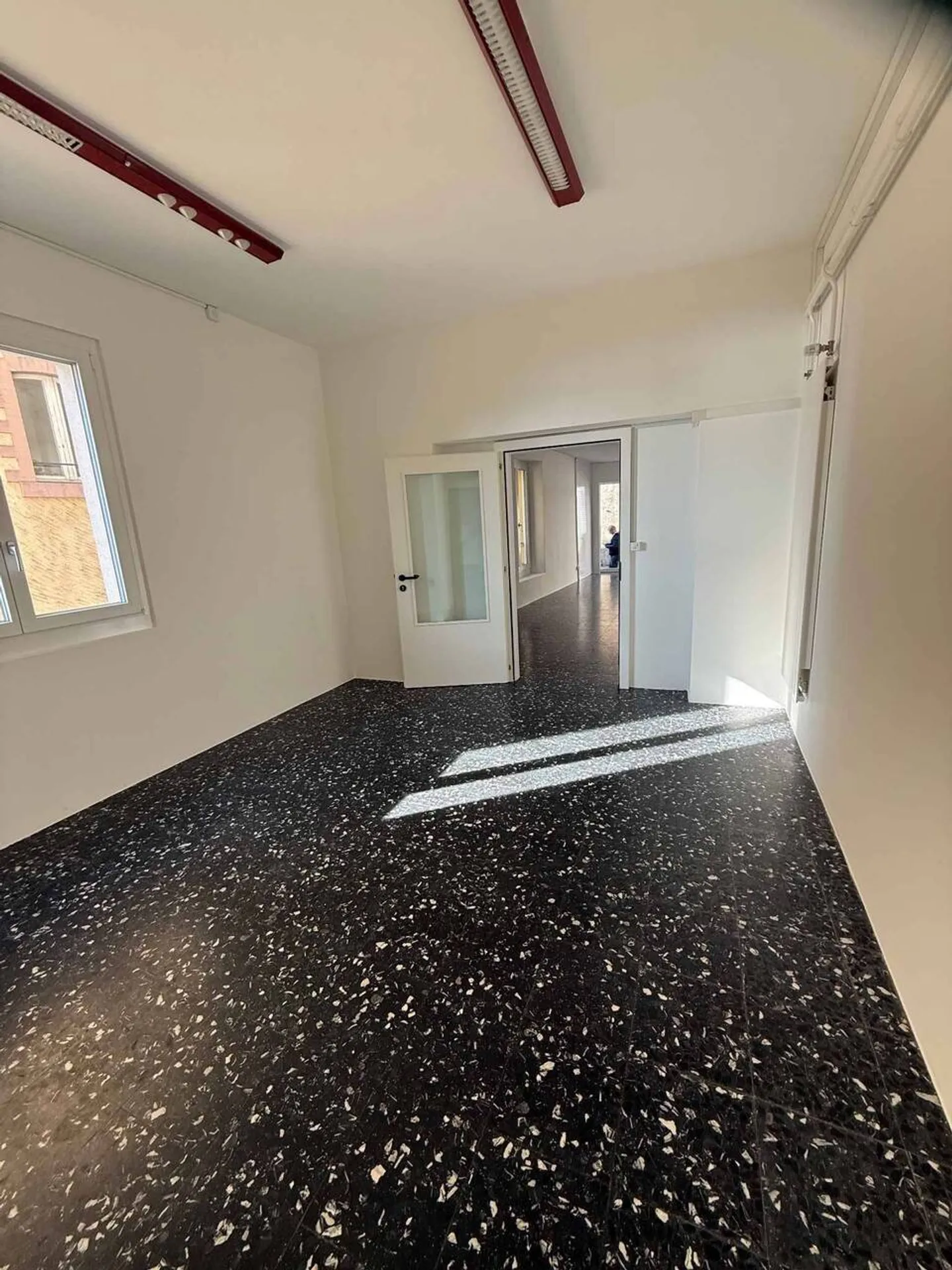 For rent commercial space with windows on the ground floor in Grandson - Photo 3 of 6