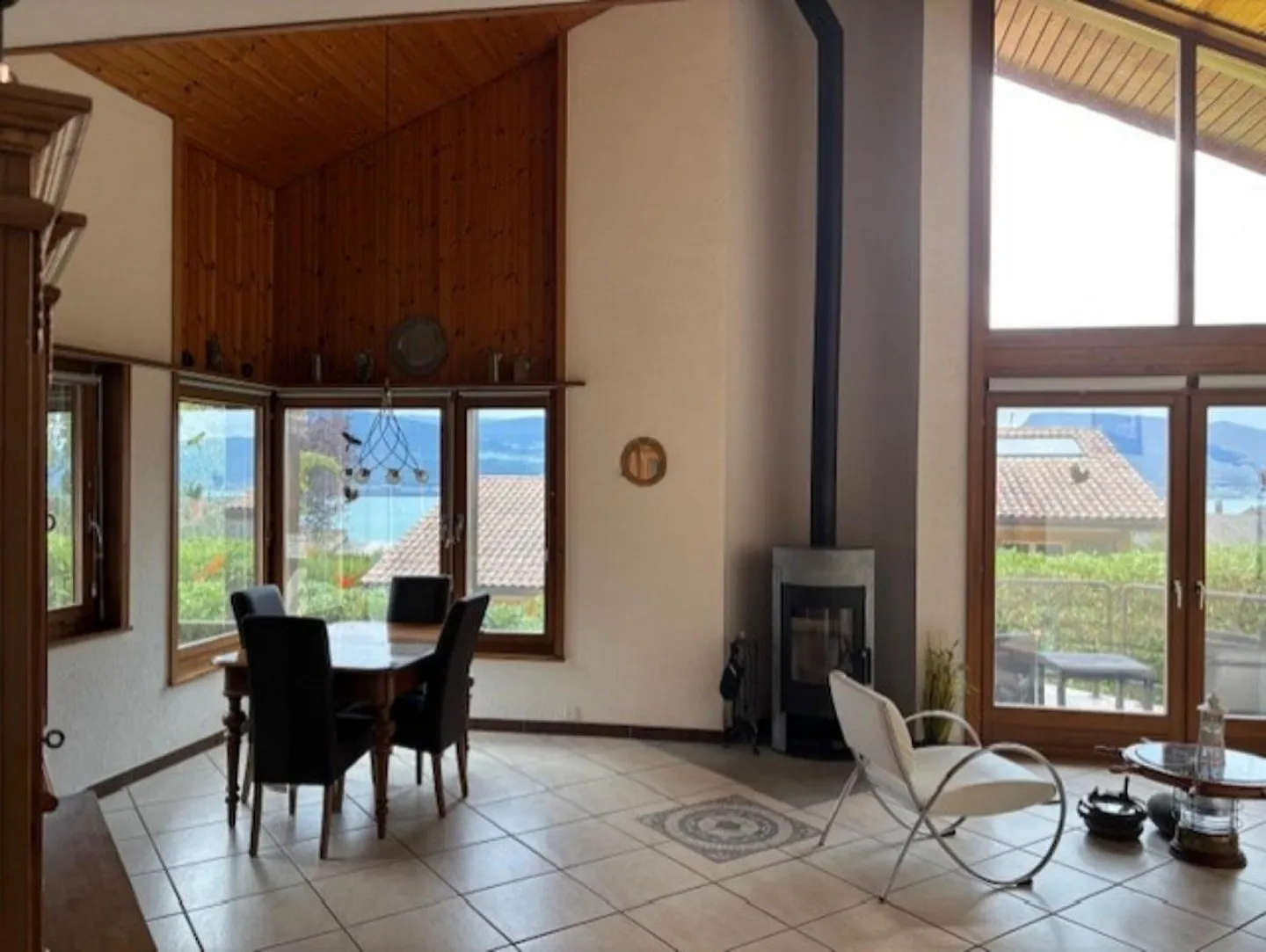 Originelle Design-Villa mit Seesicht und grossem Raumvolumen - Foto 2 von 12