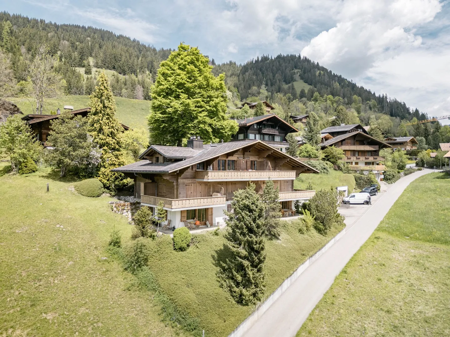 Attico soleggiato con 1 camera da letto a Saanen con vista sulle montagne - Foto 1 di 13