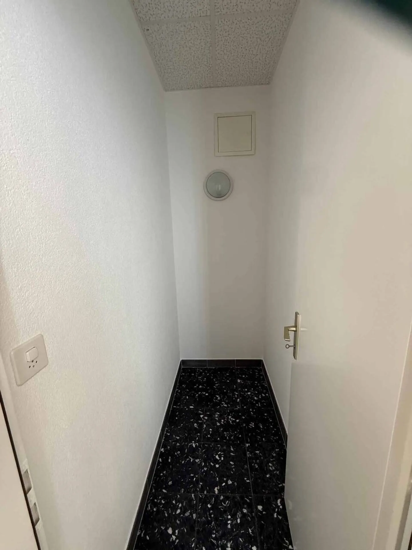 For rent commercial space with windows on the ground floor in Grandson - Photo 4 of 6