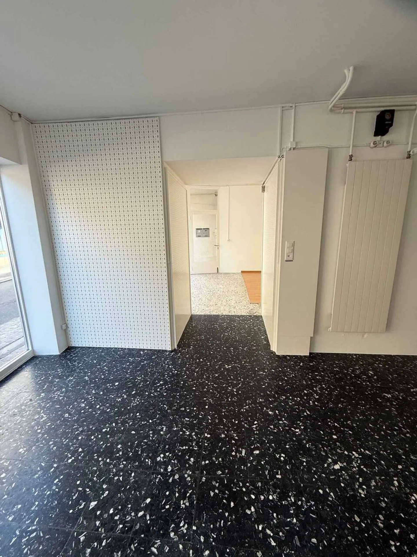 For rent commercial space with windows on the ground floor in Grandson - Photo 6 of 6