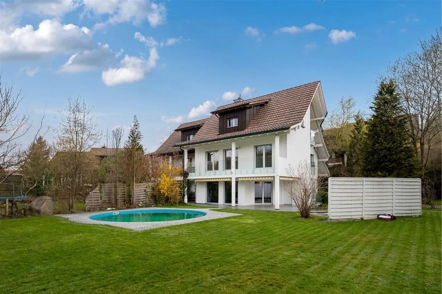 Living oasis in an unobstructed location with large garden & pool - Photo 1 of 13