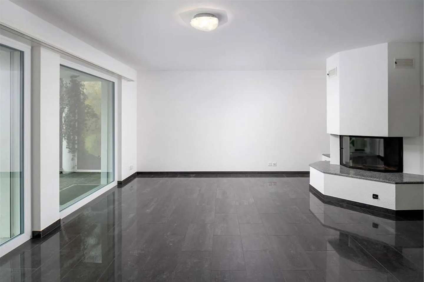 Living oasis in an unobstructed location with large garden & pool - Photo 3 of 13