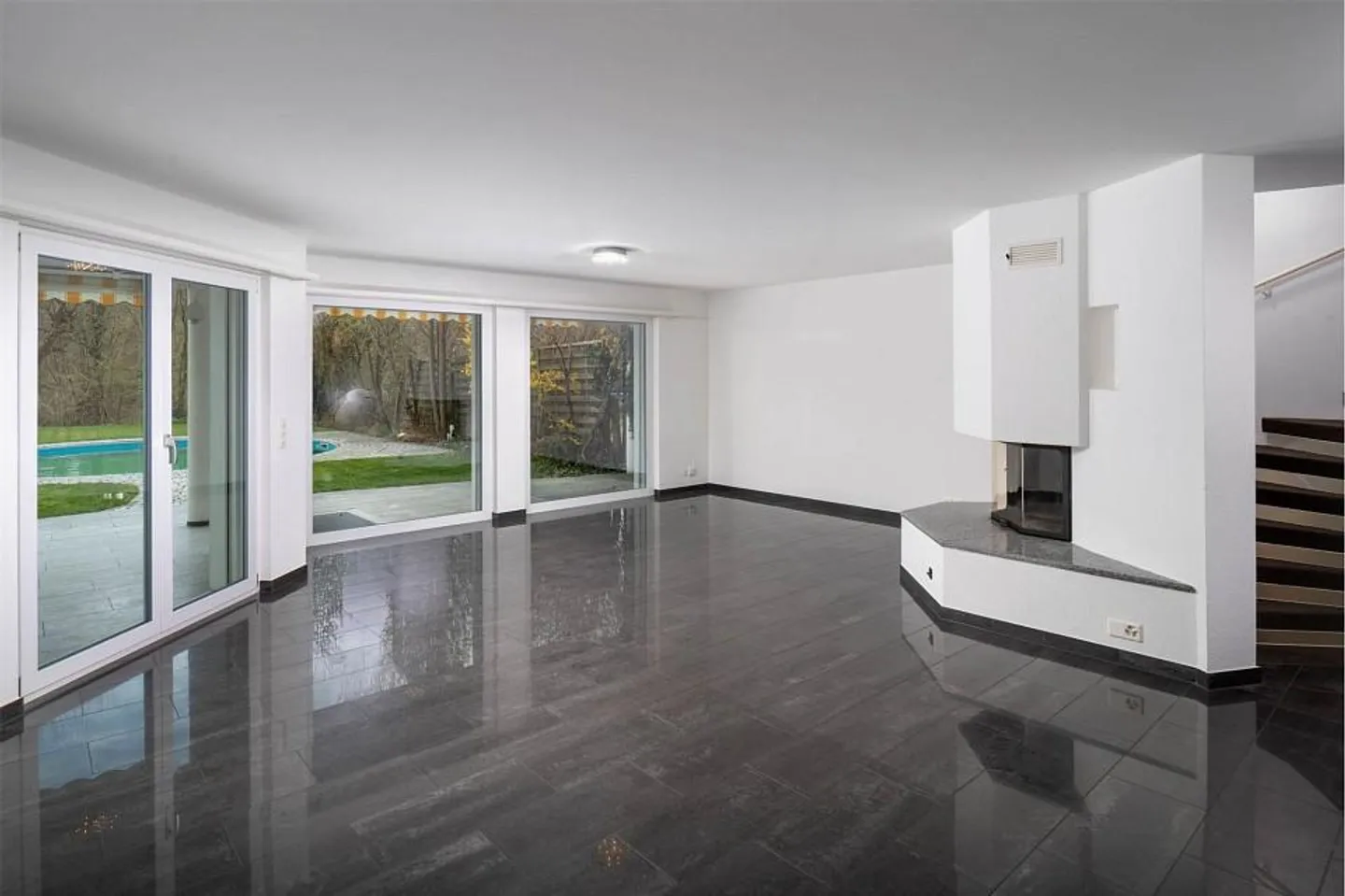 Living oasis in an unobstructed location with large garden & pool - Photo 5 of 13