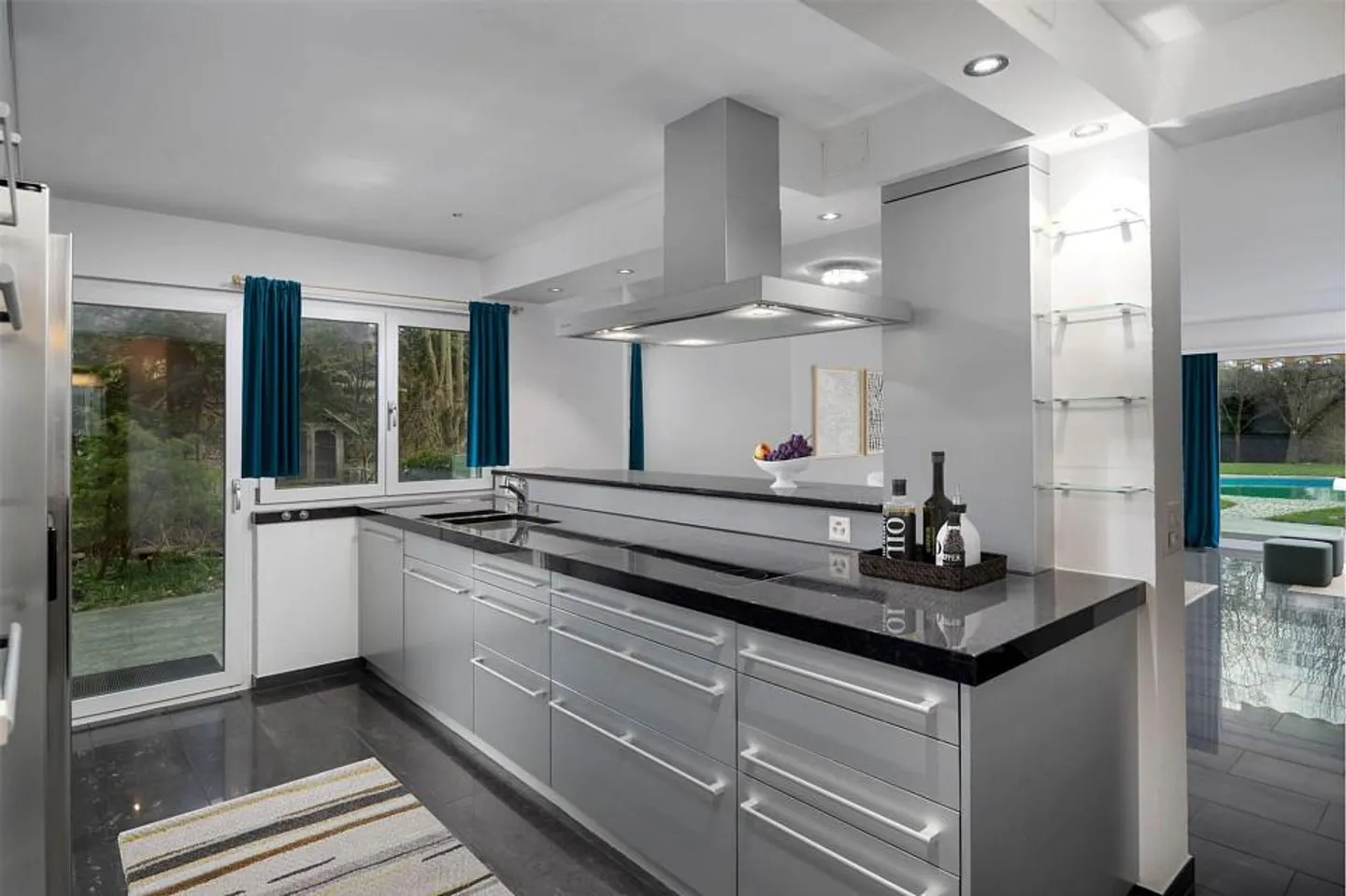 Living oasis in an unobstructed location with large garden & pool - Photo 6 of 13