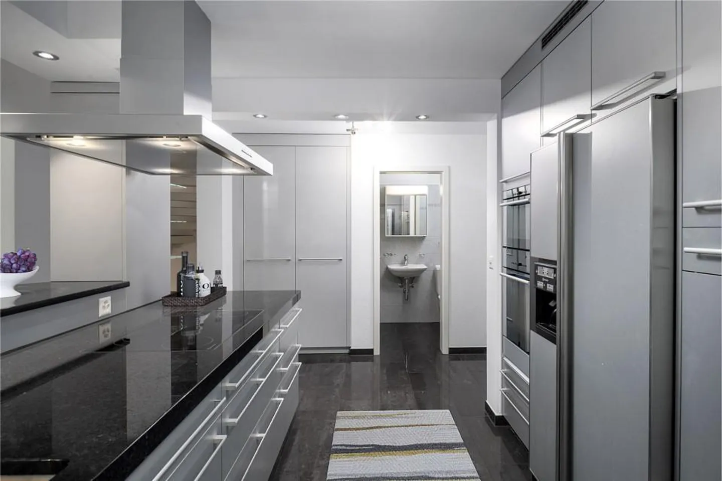 Living oasis in an unobstructed location with large garden & pool - Photo 7 of 13