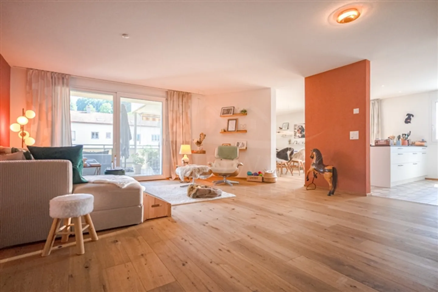 «Moderne 4.5-Zimmer-Wohnung mit zwei Einstellhallenplätzen in Leuzigen» - Foto 1 von 16