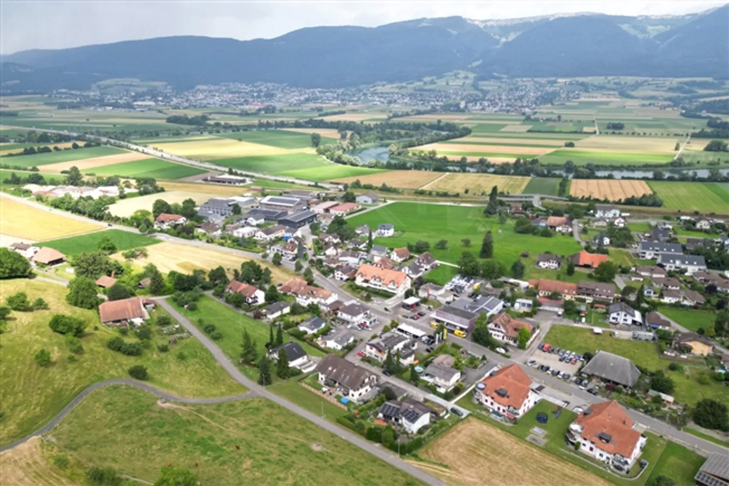 «Moderne 4.5-Zimmer-Wohnung mit zwei Einstellhallenplätzen in Leuzigen» - Foto 2 von 16
