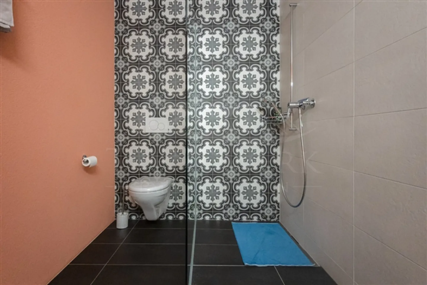 «Moderne 4.5-Zimmer-Wohnung mit zwei Einstellhallenplätzen in Leuzigen» - Foto 9 von 16