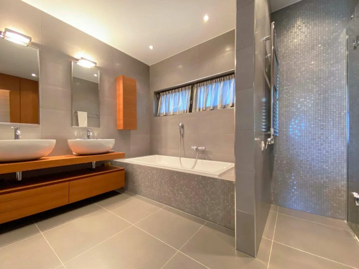 VIGANELLO · HOCHWERTIGES PANORAMA · IN DEN BERGEN · 4.5 ZIMMER MIT 3 BÄDERN - Foto 9 von 13