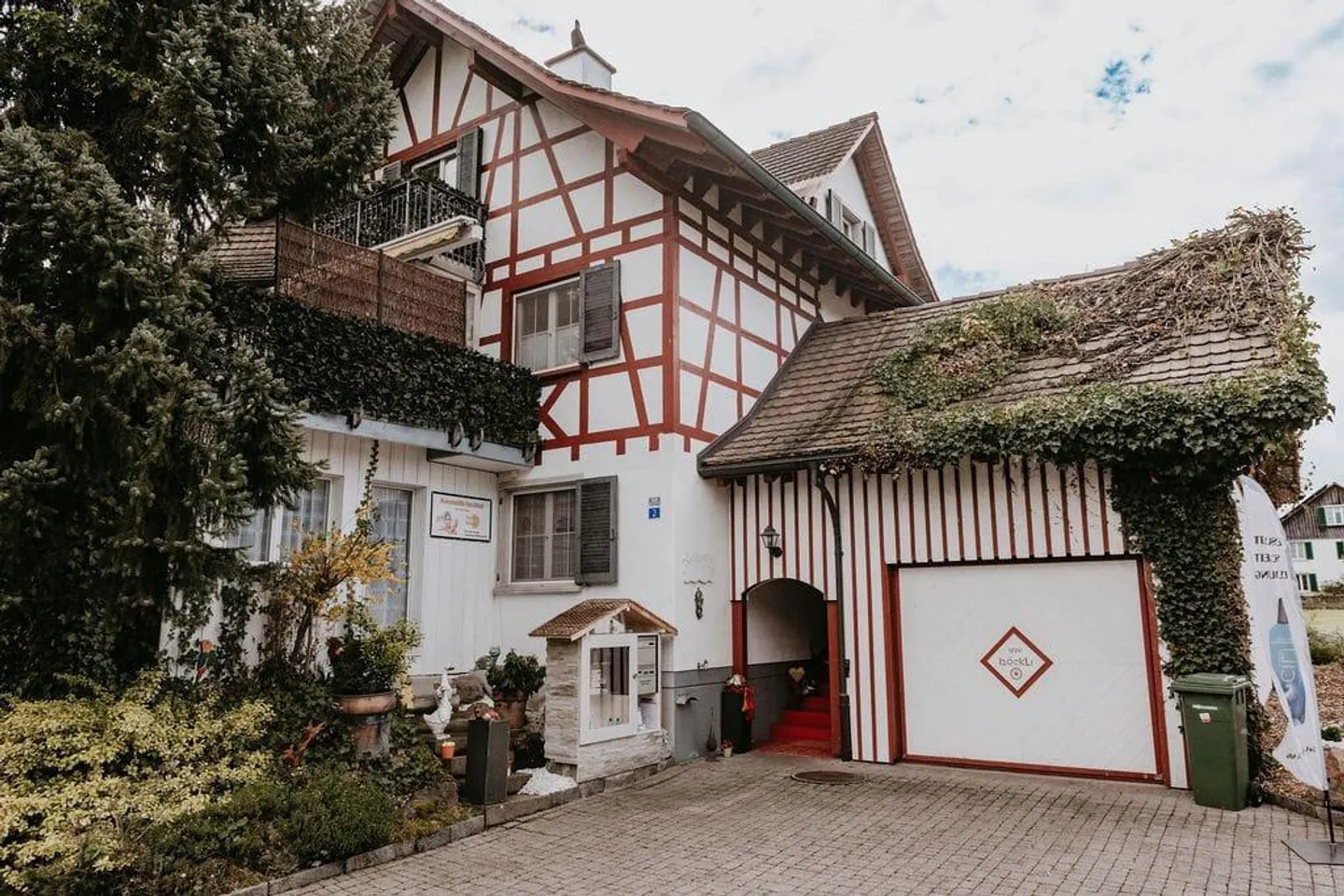 Charmante maison individuelle de 9 pièces avec piscine à Schönenbaumgarten - Photo 1 sur 13