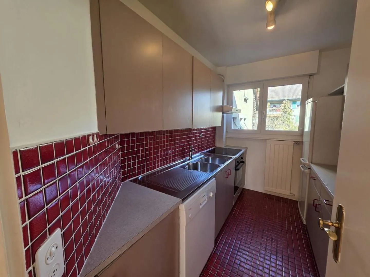 COLLONGE-BELLERIVE - APPARTAMENTO TRAVERSANTE DI 4 STANZE CON CAMINO - Foto 6 di 12