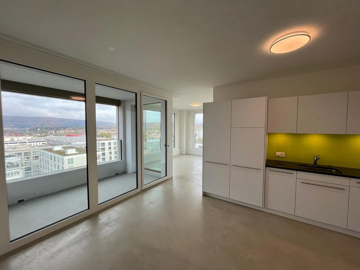 Bel appartement de 2.5 pièces au 8ème étage avec vue dégagée - Photo 1 sur 8