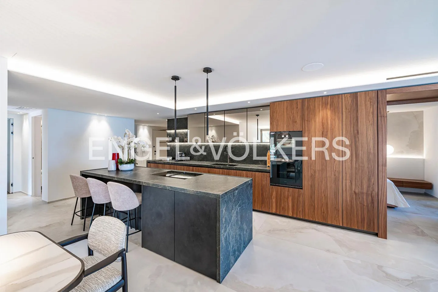 Elegant Designer Apartment by the Lake - Photo 4 of 13