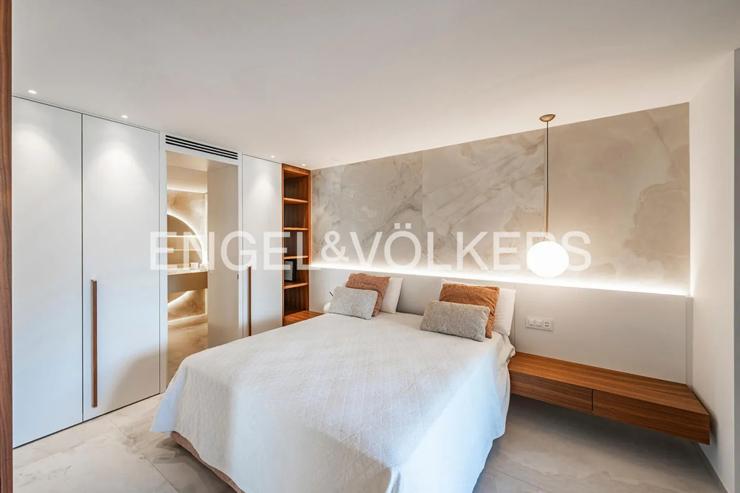 Elegant Designer Apartment by the Lake - Photo 6 of 13