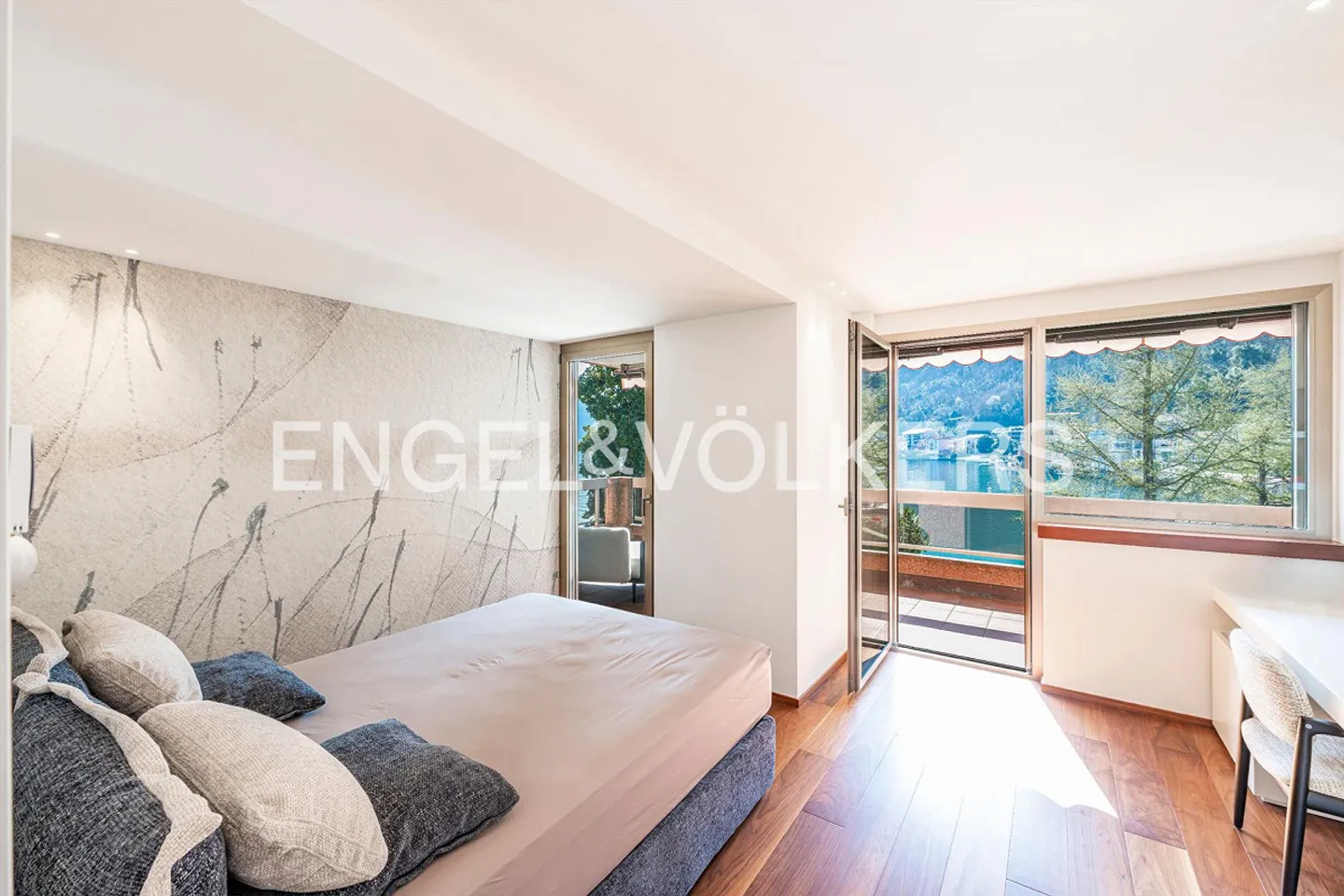 Elegant Designer Apartment by the Lake - Photo 7 of 13