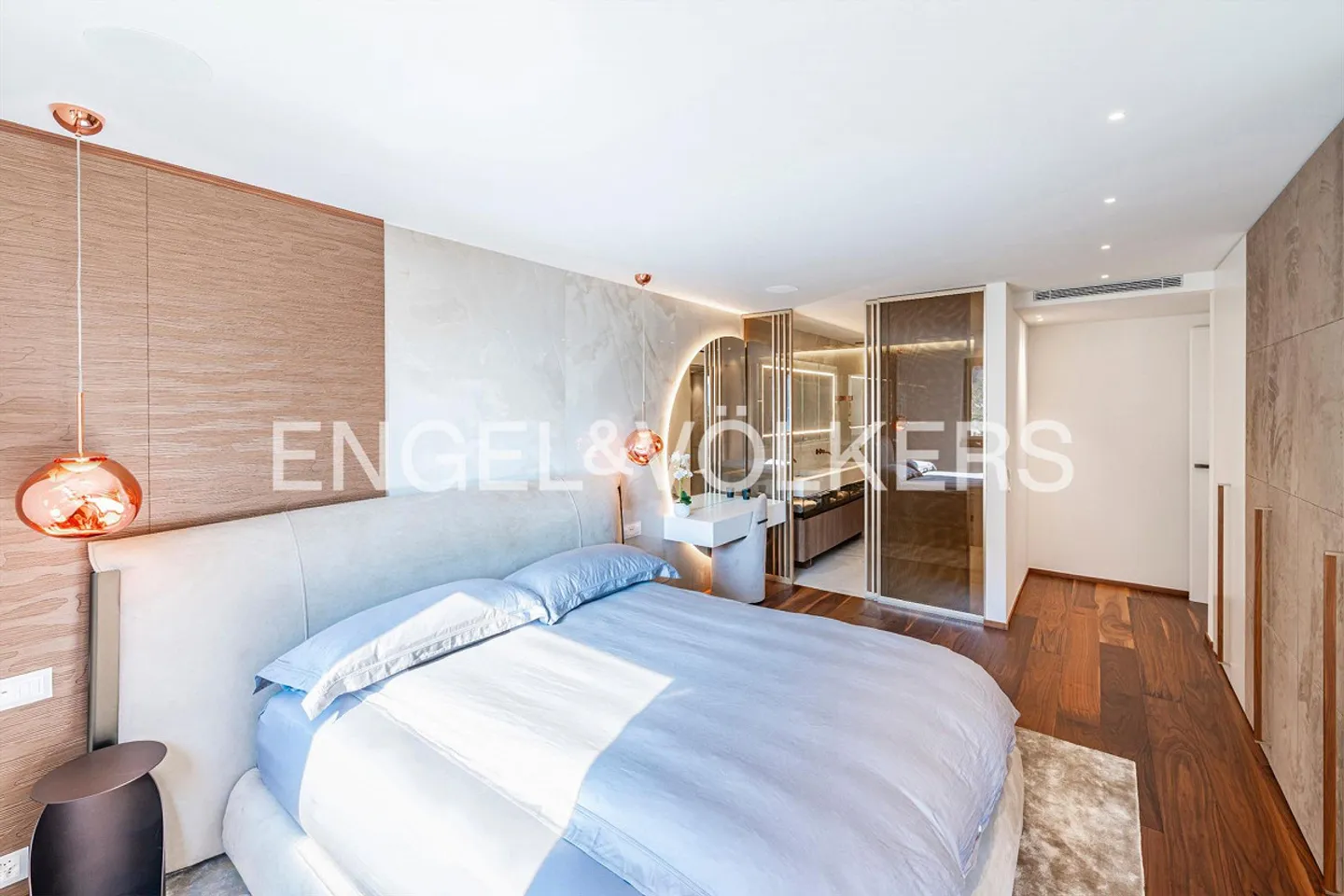 Elegant Designer Apartment by the Lake - Photo 8 of 13