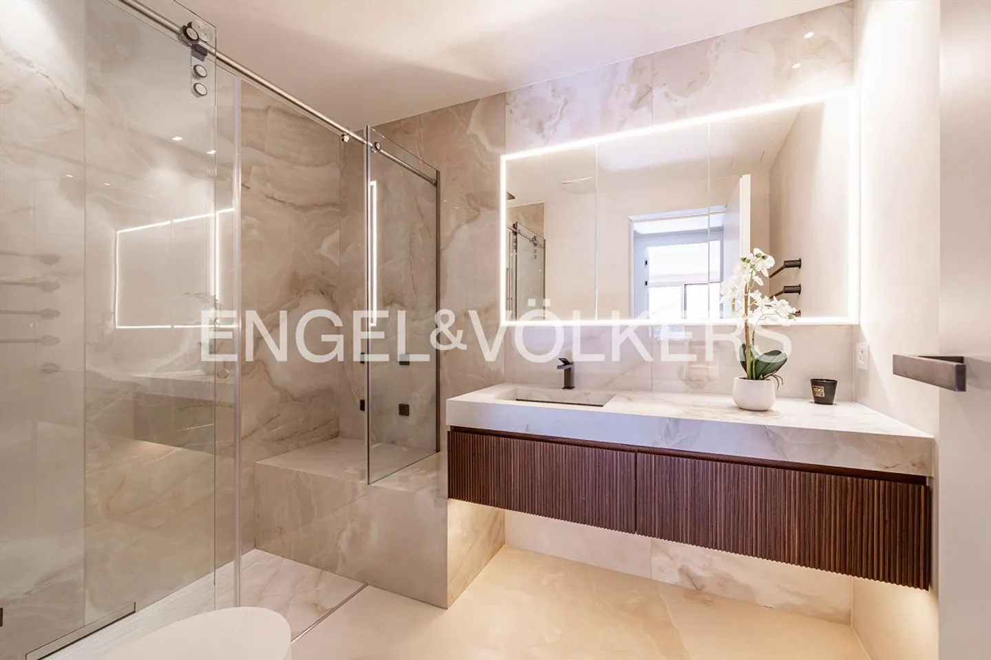 Elegant Designer Apartment by the Lake - Photo 10 of 13