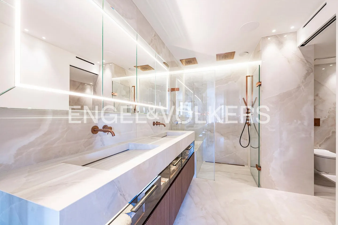 Elegant Designer Apartment by the Lake - Photo 9 of 13