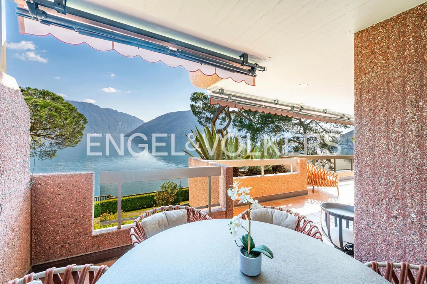 Elegant Designer Apartment by the Lake - Photo 11 of 13