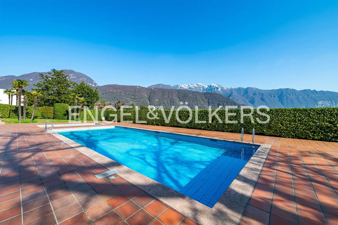 Elegant Designer Apartment by the Lake - Photo 13 of 13