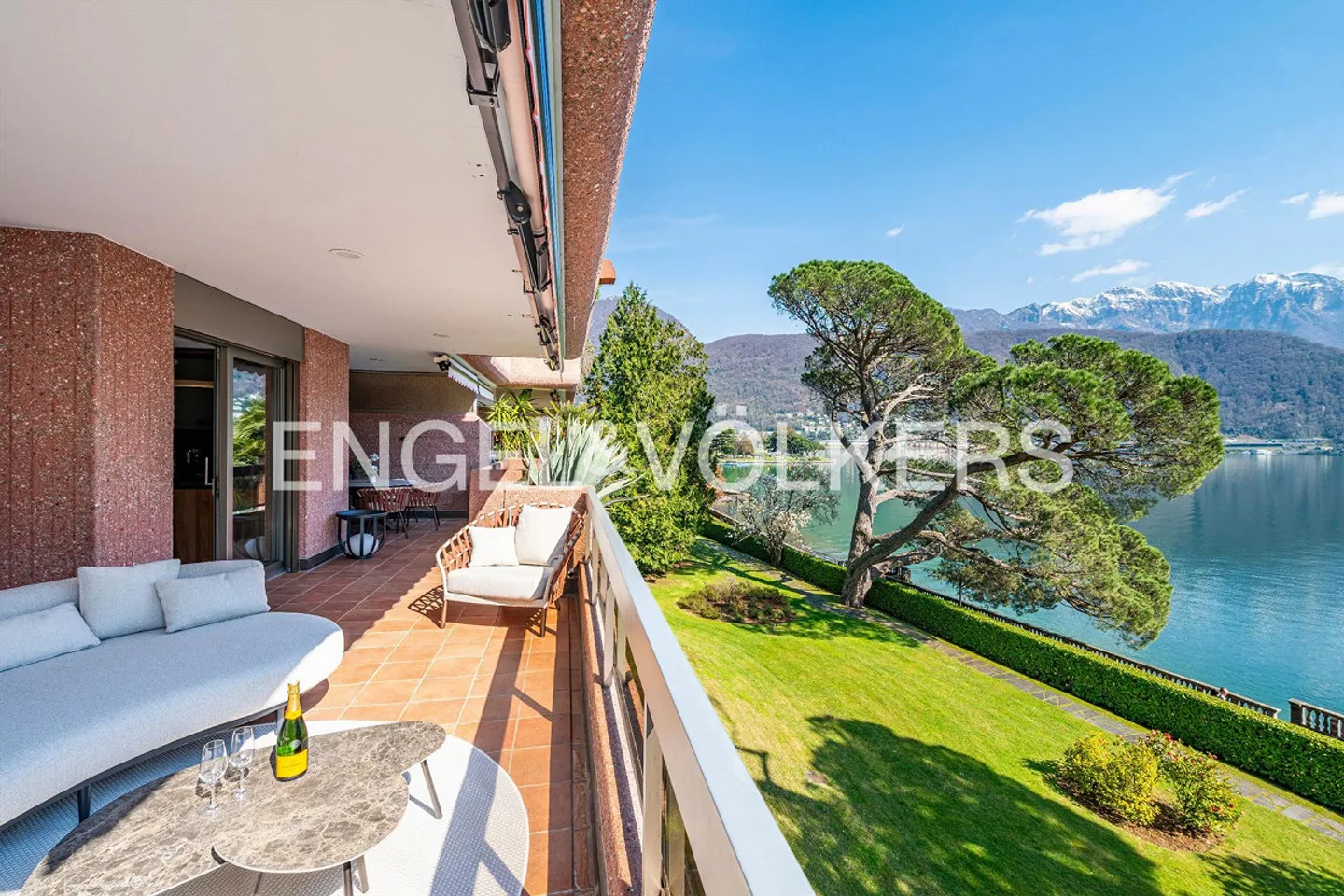 Elegant Designer Apartment by the Lake - Photo 12 of 13