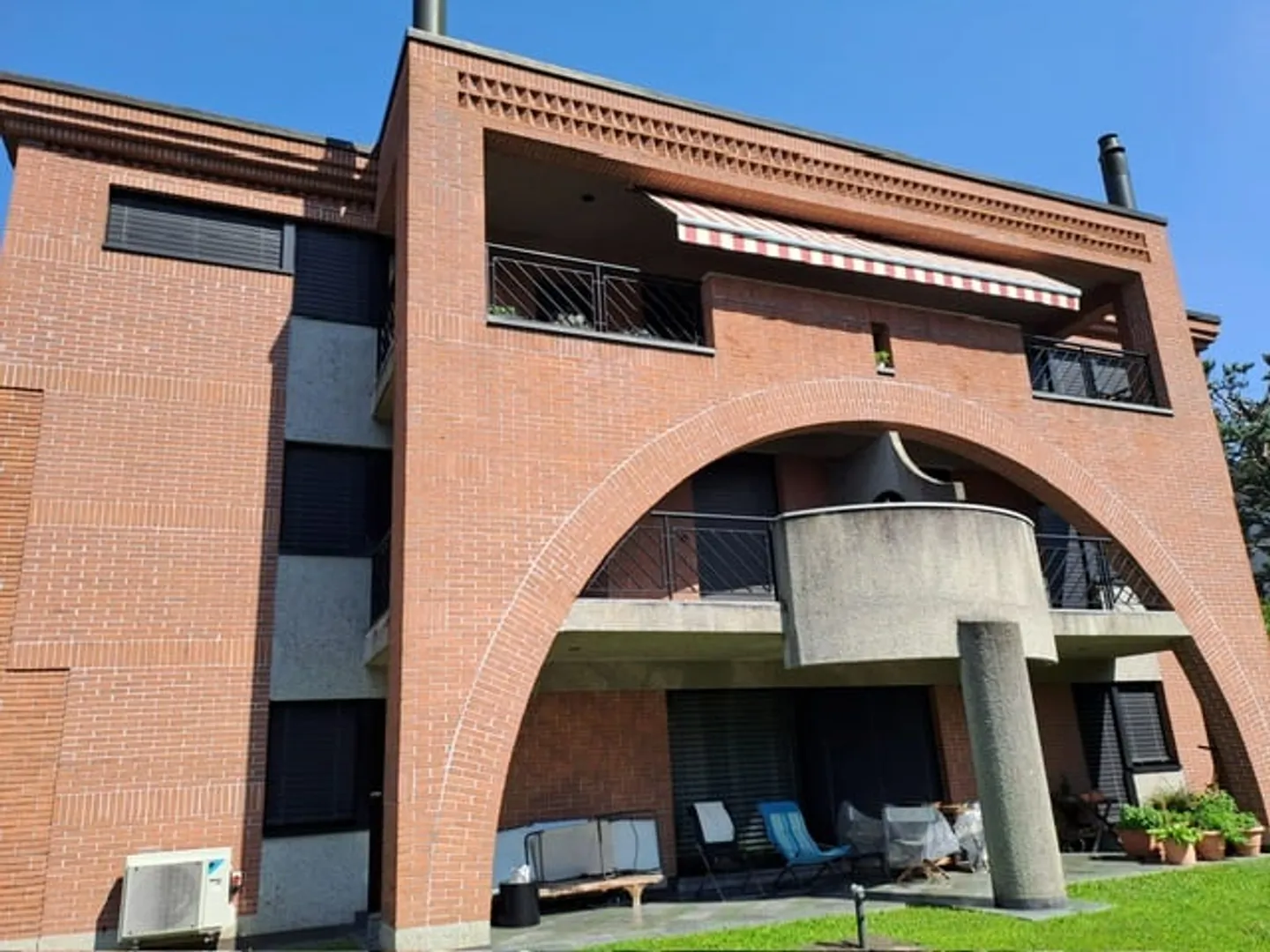 Vezia : Maison jumelée avec grand jardin et nombreux parkings - Photo 1 sur 9