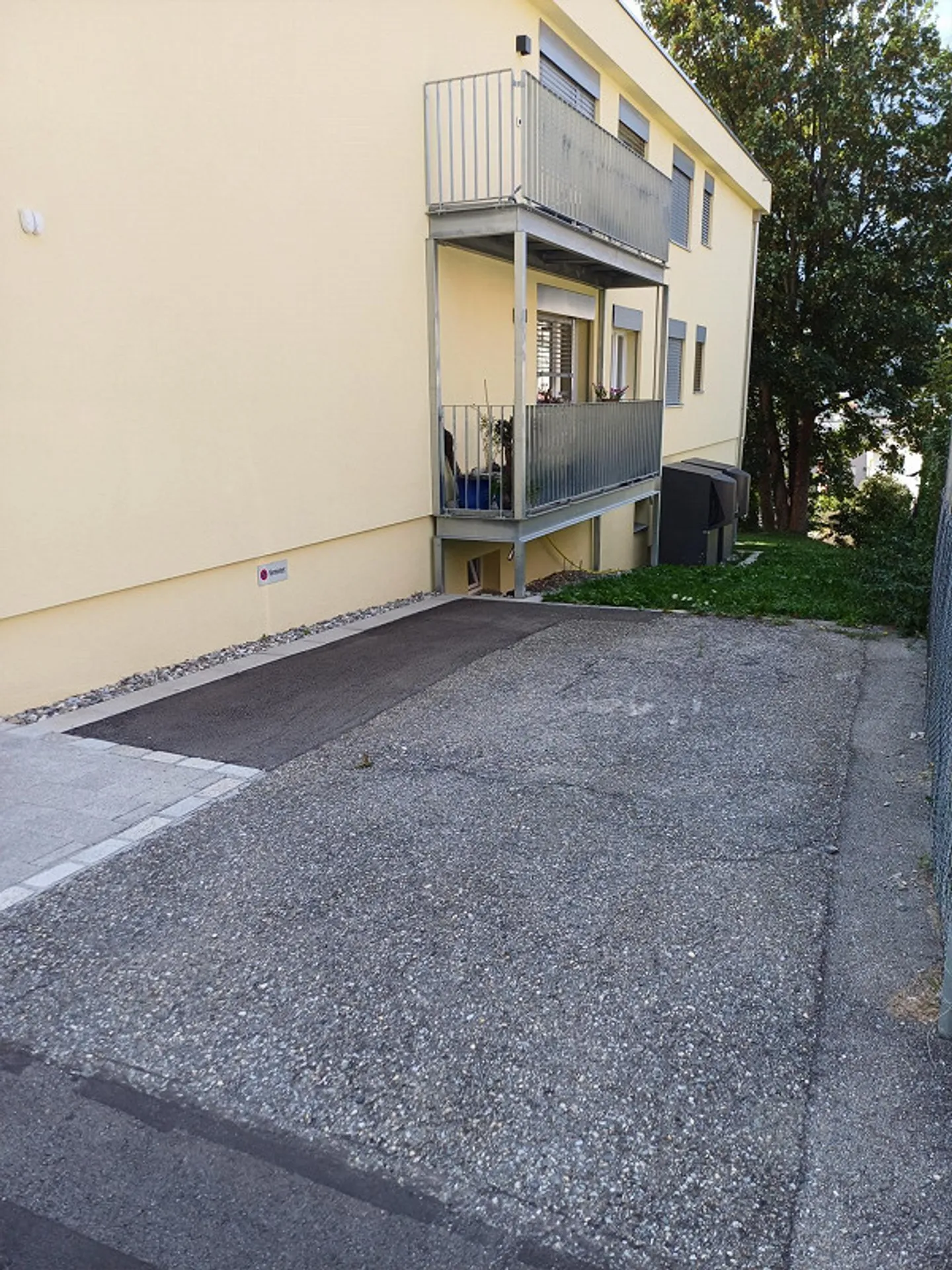 Grand parking extérieur - adapté pour bus/camping-car - Photo 1 sur 2