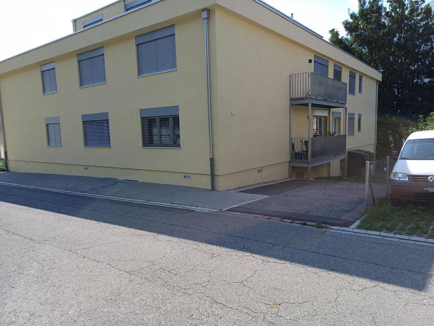 Grand parking extérieur - adapté pour bus/camping-car - Photo 2 sur 2