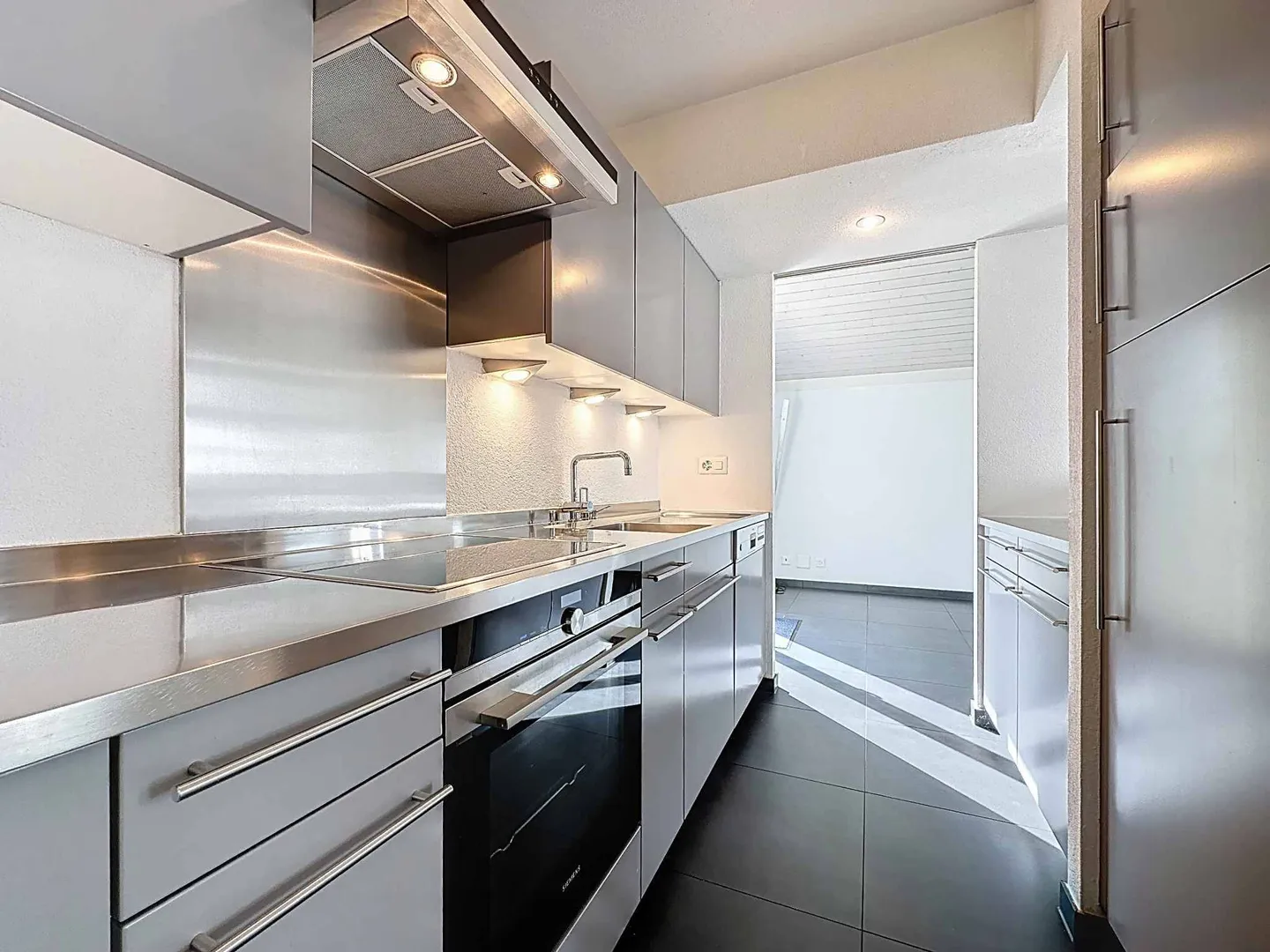 Villa indipendente di 325 m2 con bella vista sul lago e sulle montagne - Foto 12 di 13