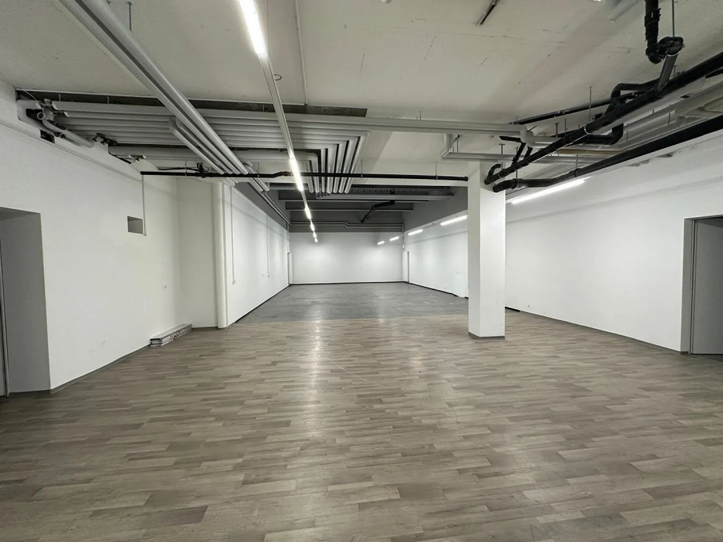 Spazio commerciale di 255 m2 in affitto in una posizione centrale - Foto 8 di 15