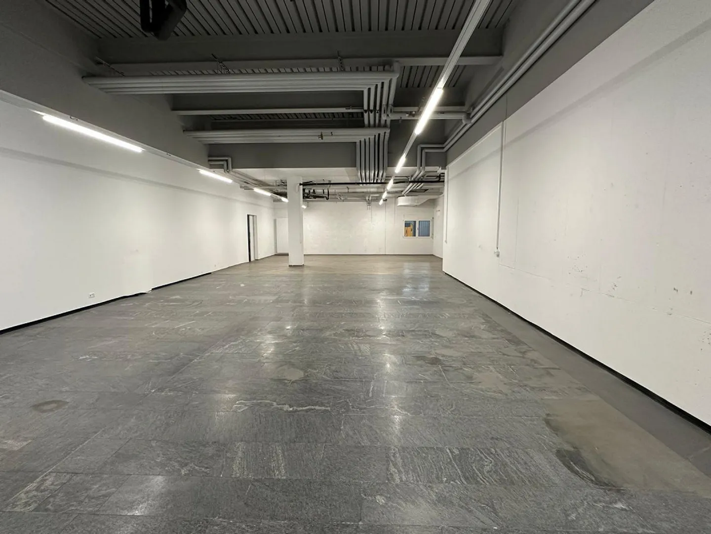 Spazio commerciale di 255 m2 in affitto in una posizione centrale - Foto 9 di 15