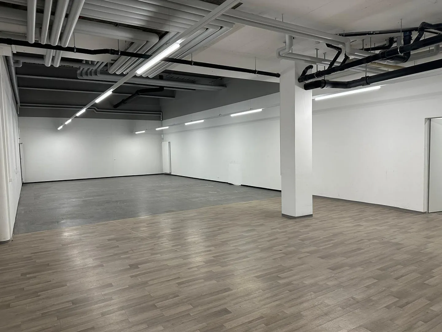 Spazio commerciale di 255 m2 in affitto in una posizione centrale - Foto 1 di 15