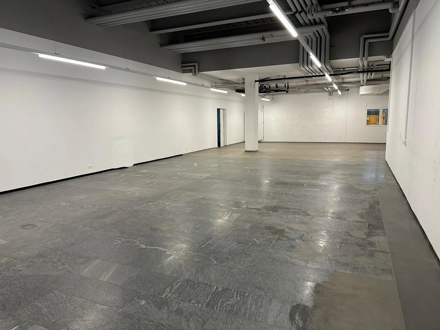 Spazio commerciale di 255 m2 in affitto in una posizione centrale - Foto 2 di 15
