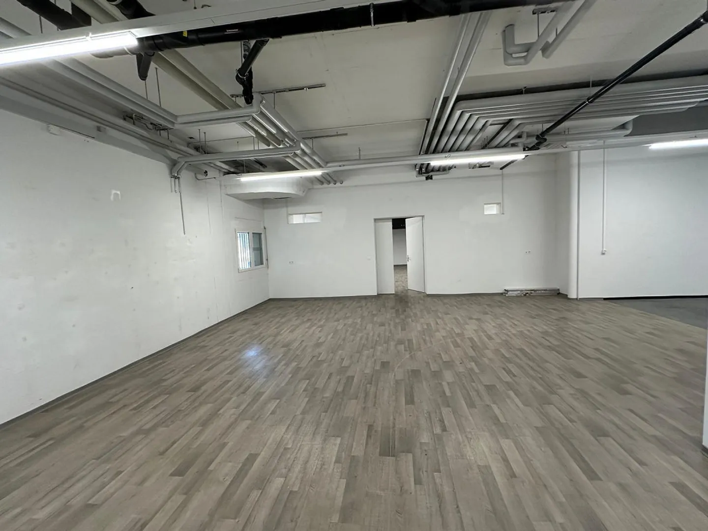 Spazio commerciale di 255 m2 in affitto in una posizione centrale - Foto 4 di 15