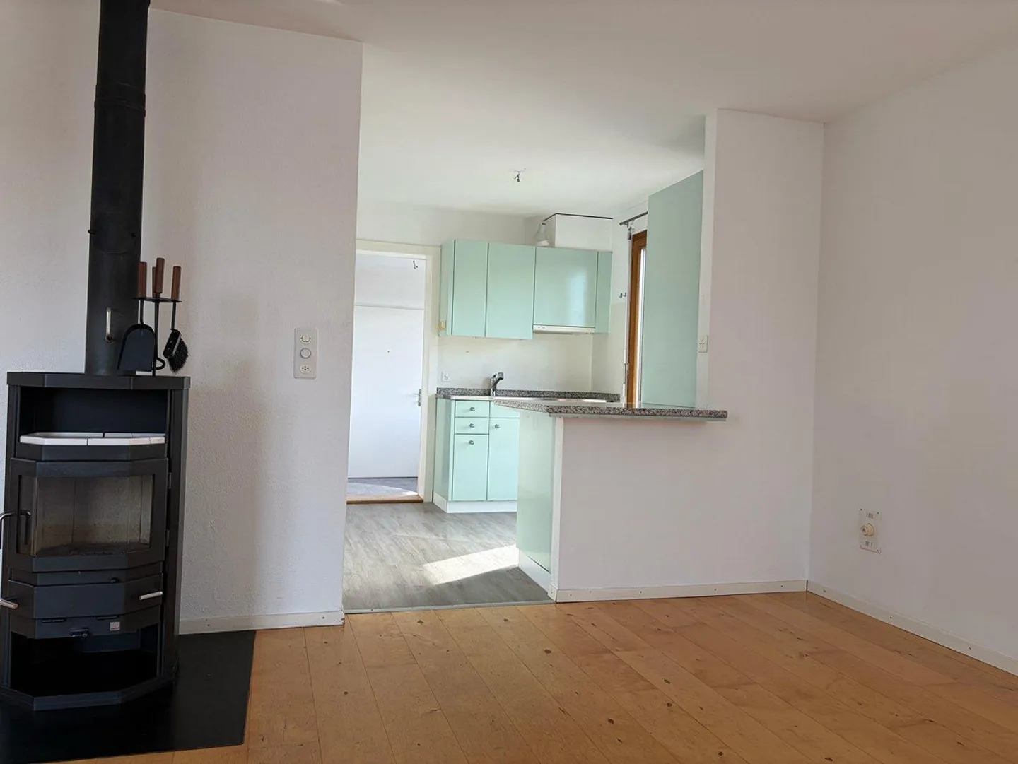 Charming 2.5-room penthouse apartment with fireplace for rent! - Photo 2 of 10