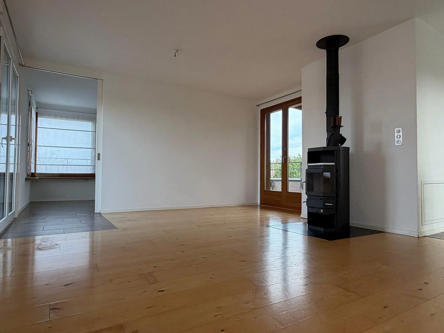 Charming 2.5-room penthouse apartment with fireplace for rent! - Photo 6 of 10