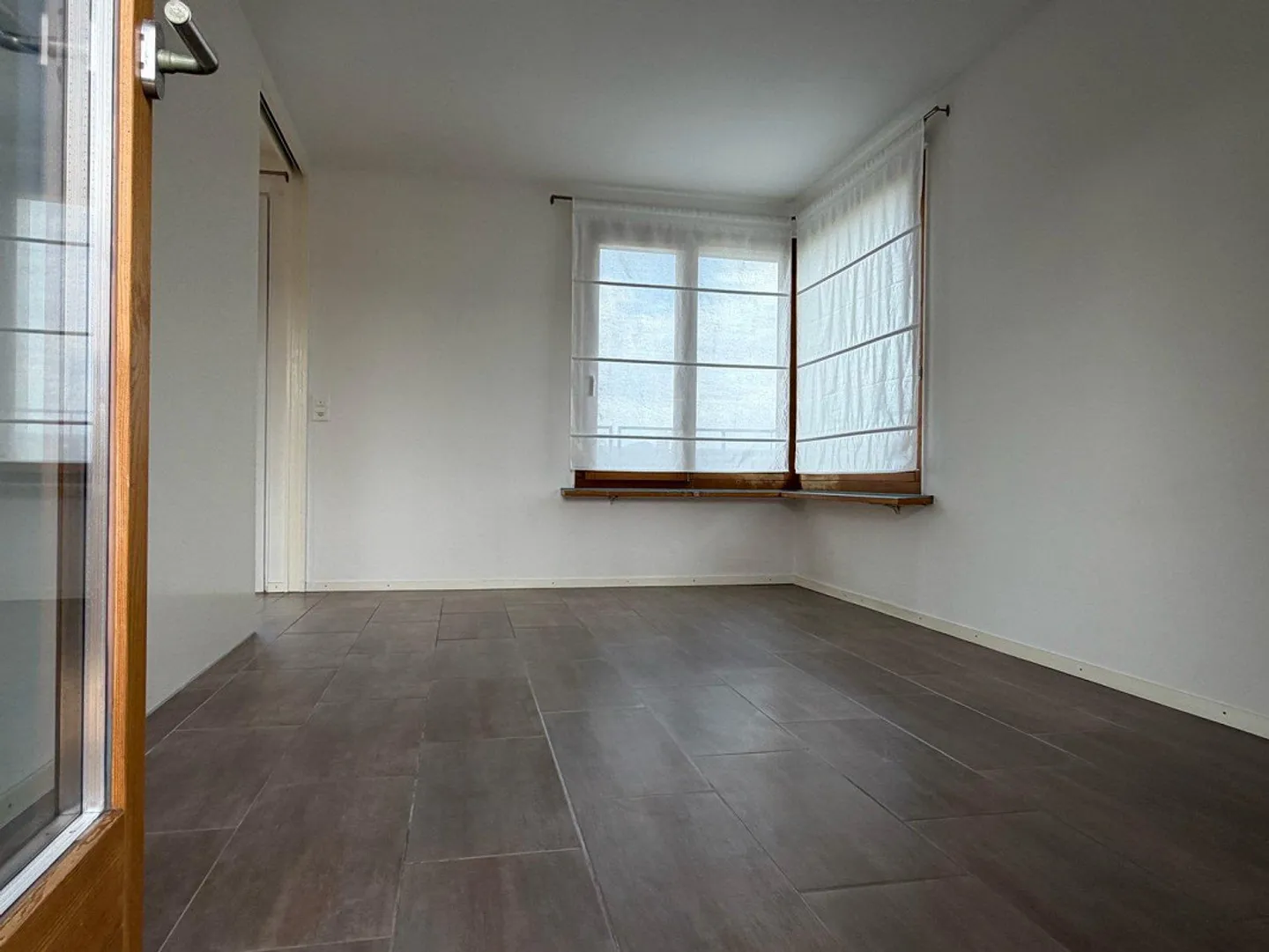 Charming 2.5-room penthouse apartment with fireplace for rent! - Photo 7 of 10