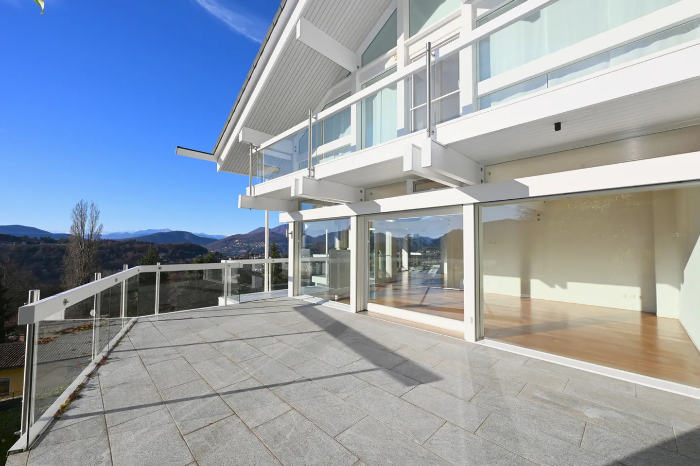 Modern Villa in Carabbia - Photo 12 of 26