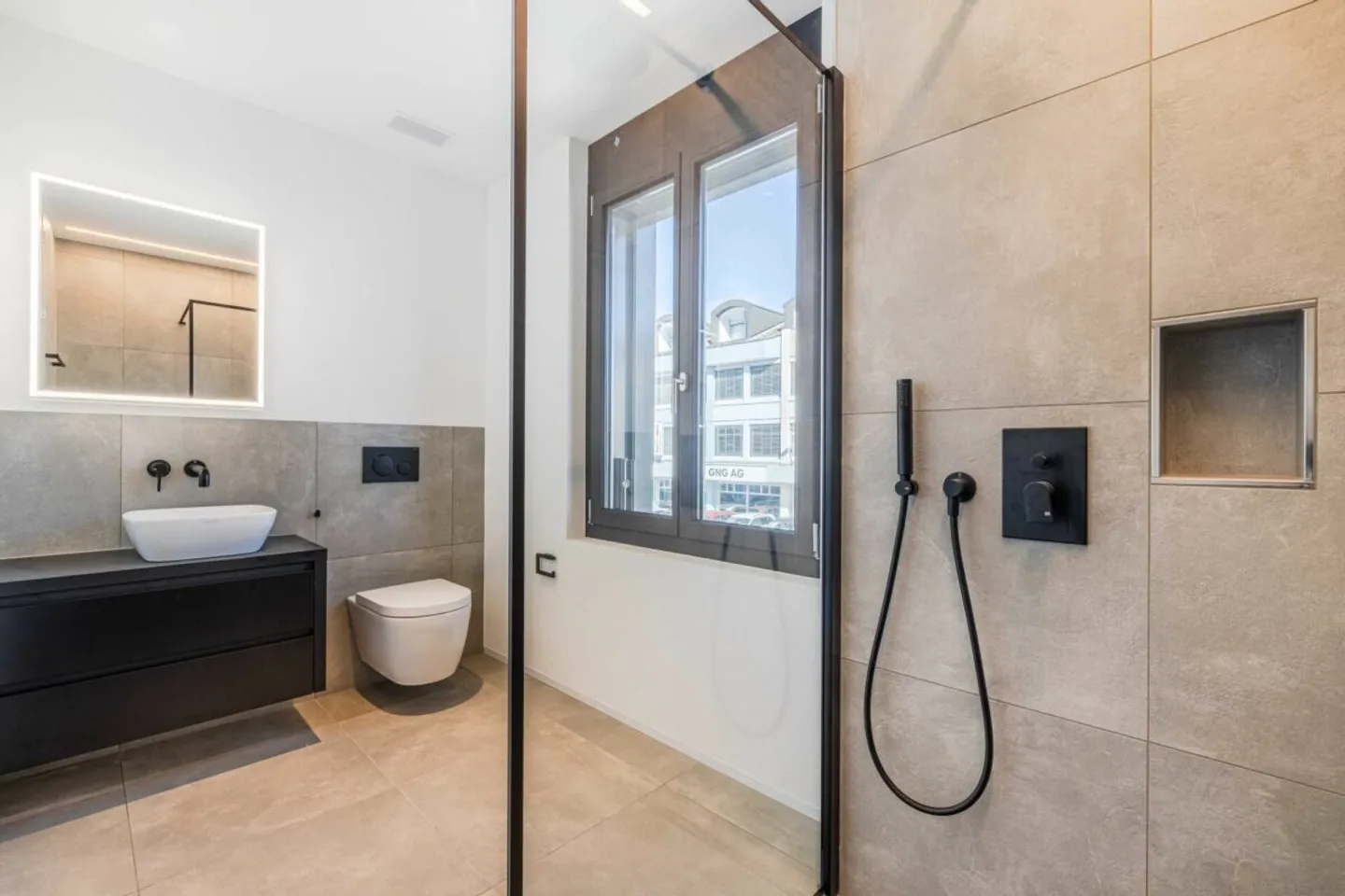 Unique 2.5-room apartment with huge private rooftop terrace - Photo 4 of 10