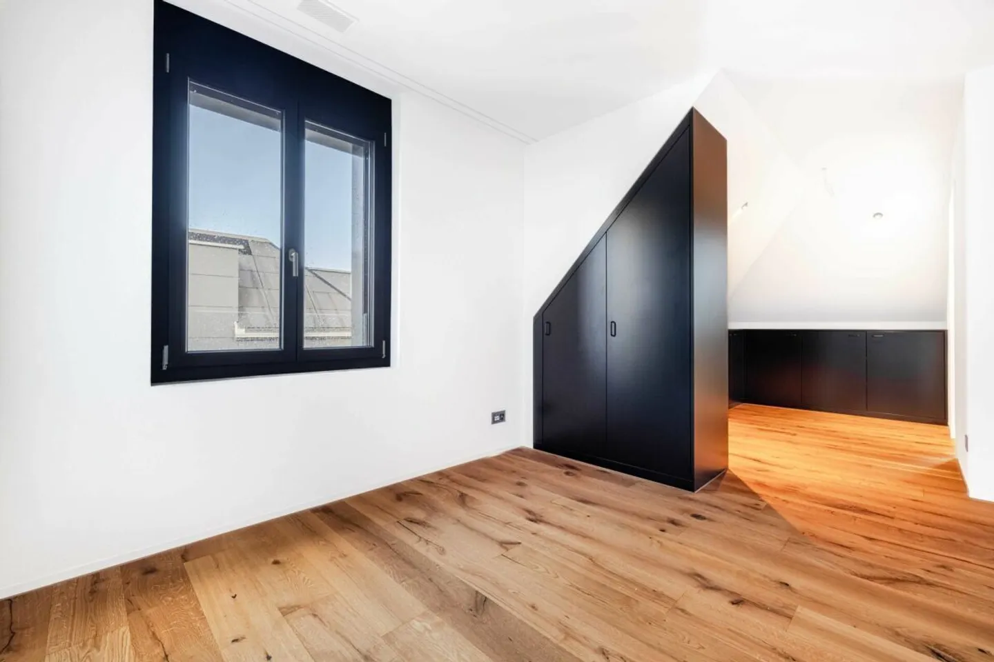 Unique 2.5-room apartment with huge private rooftop terrace - Photo 3 of 10