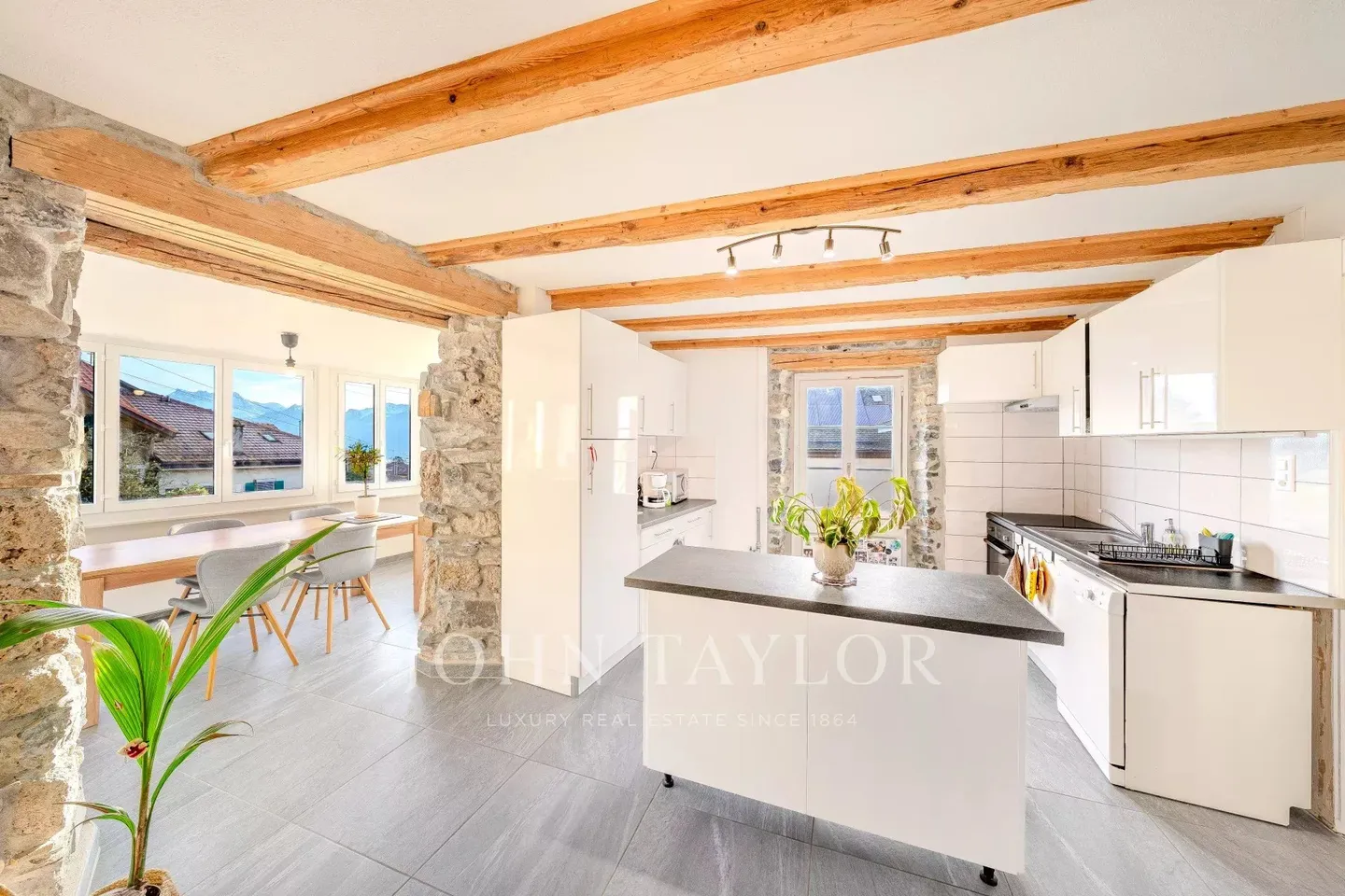 Appartement Charmant avec Vue sur le Lac - Photo 3 sur 11