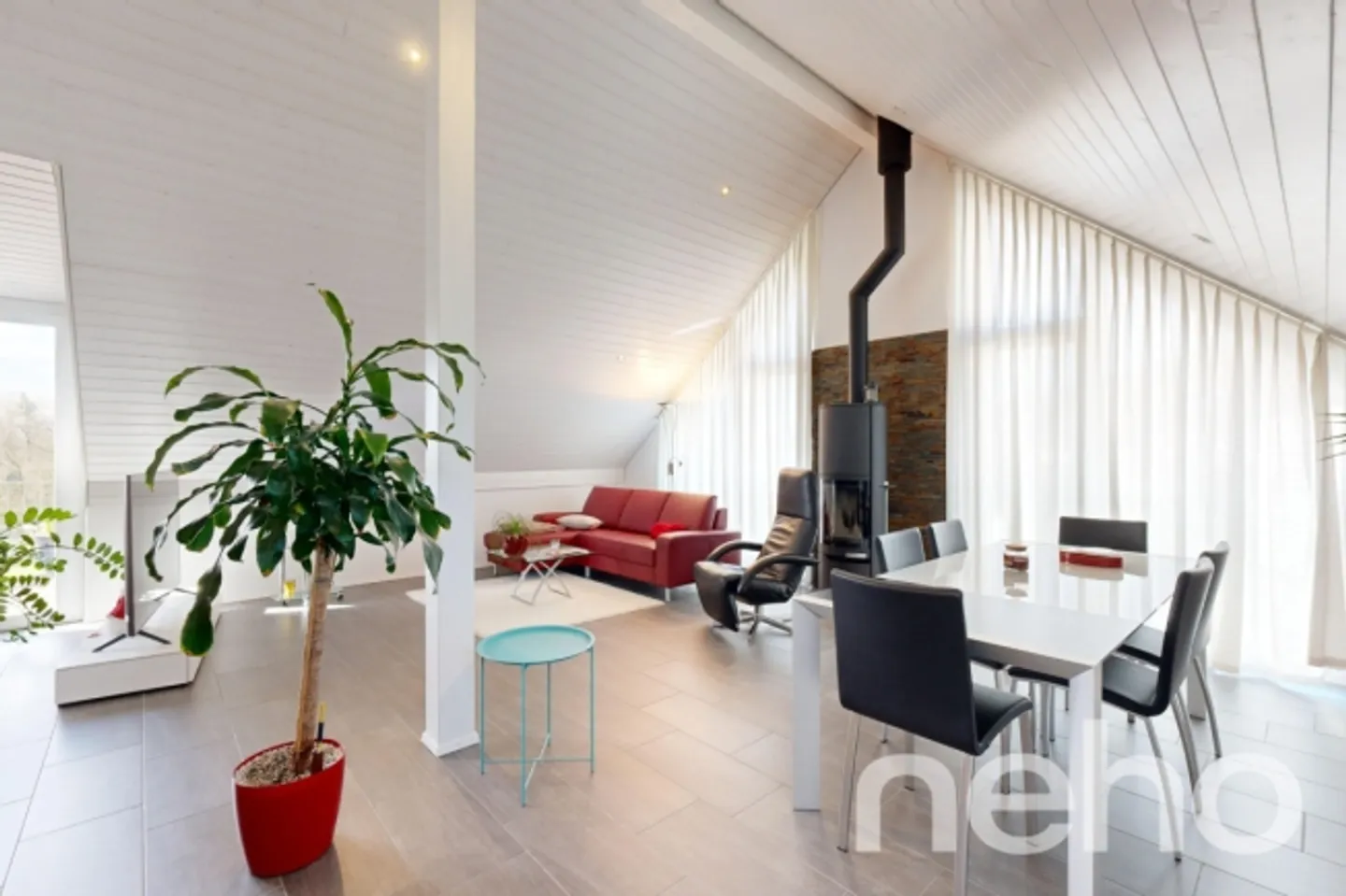 Sunny Penthouse with a View - Photo 4 of 13