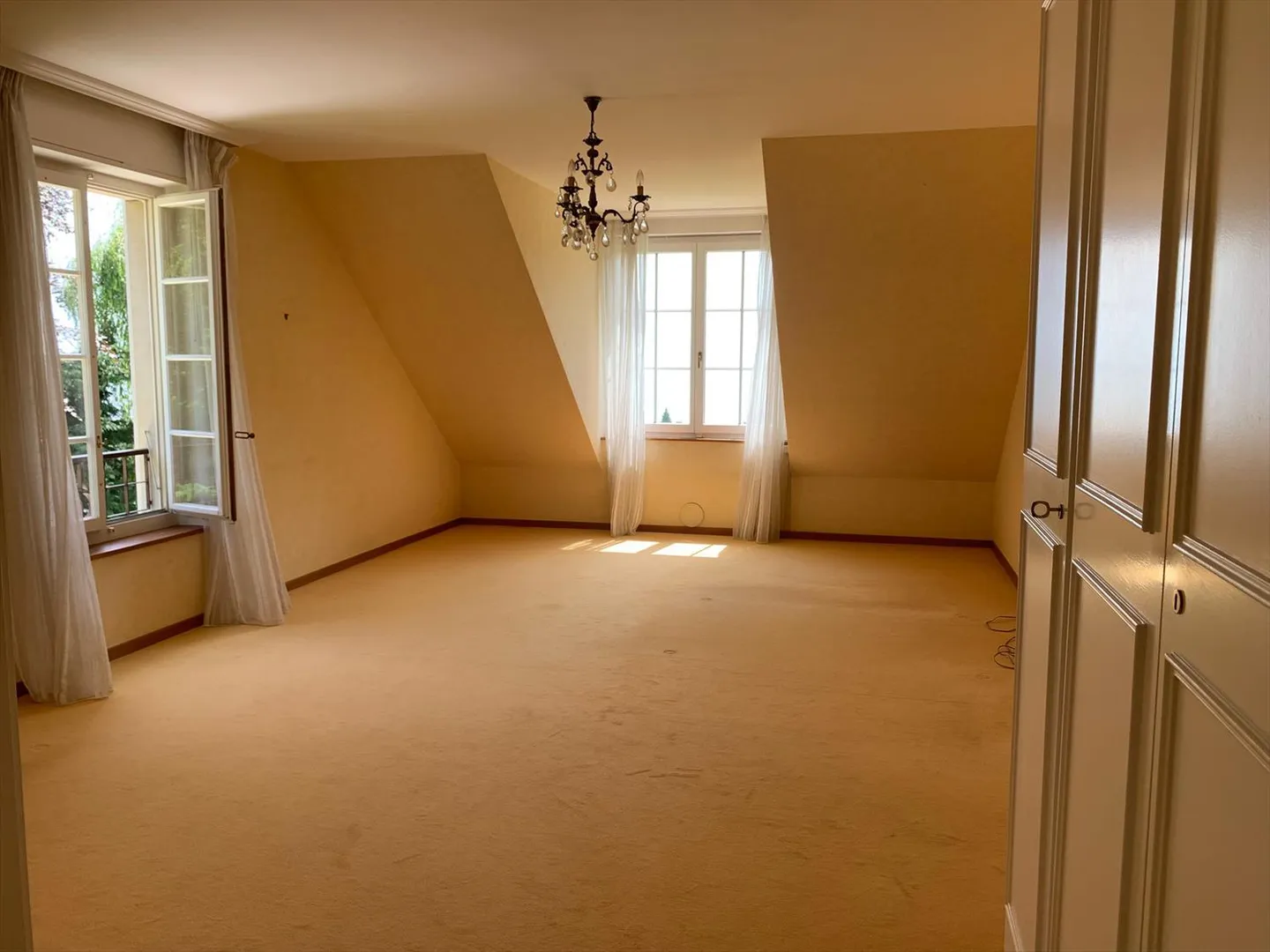 Magnificent villa renovated with all comforts, with indoor/outdoor swimming pool, terrace and tree-lined garden - Photo 6 of 13