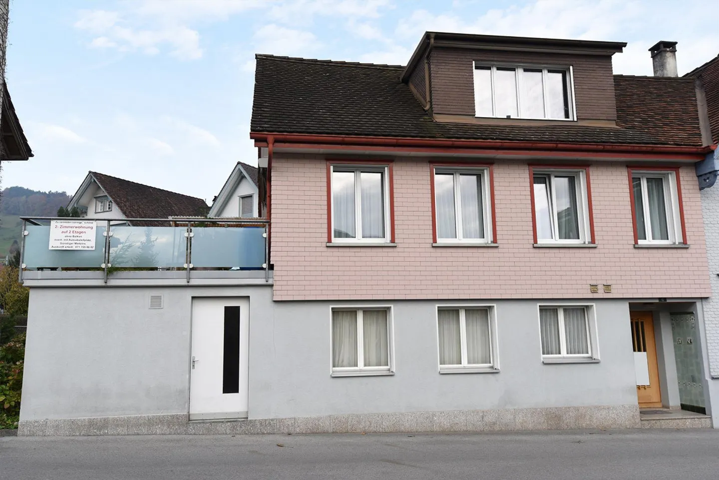 Appartement 2,5 pièces avec grand balcon et chambre supplémentaire - Photo 1 sur 7