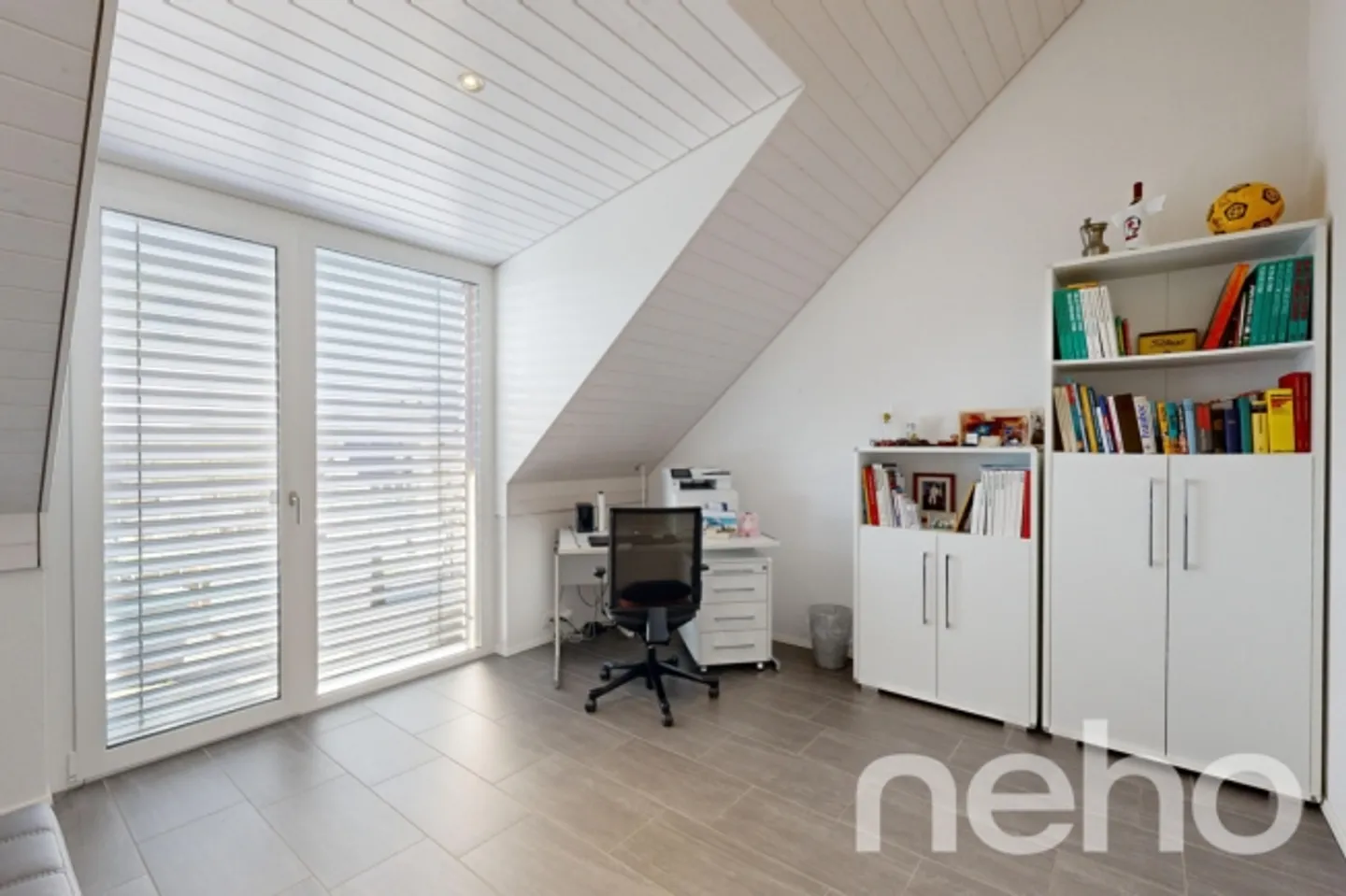 Sunny Penthouse with a View - Photo 9 of 13