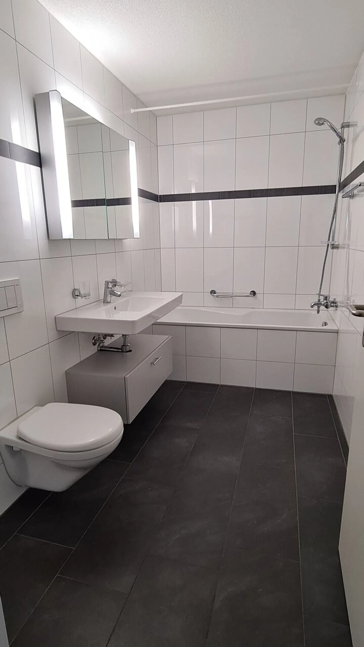 Appartement en attique avec terrasse spacieuse - Photo 3 sur 4