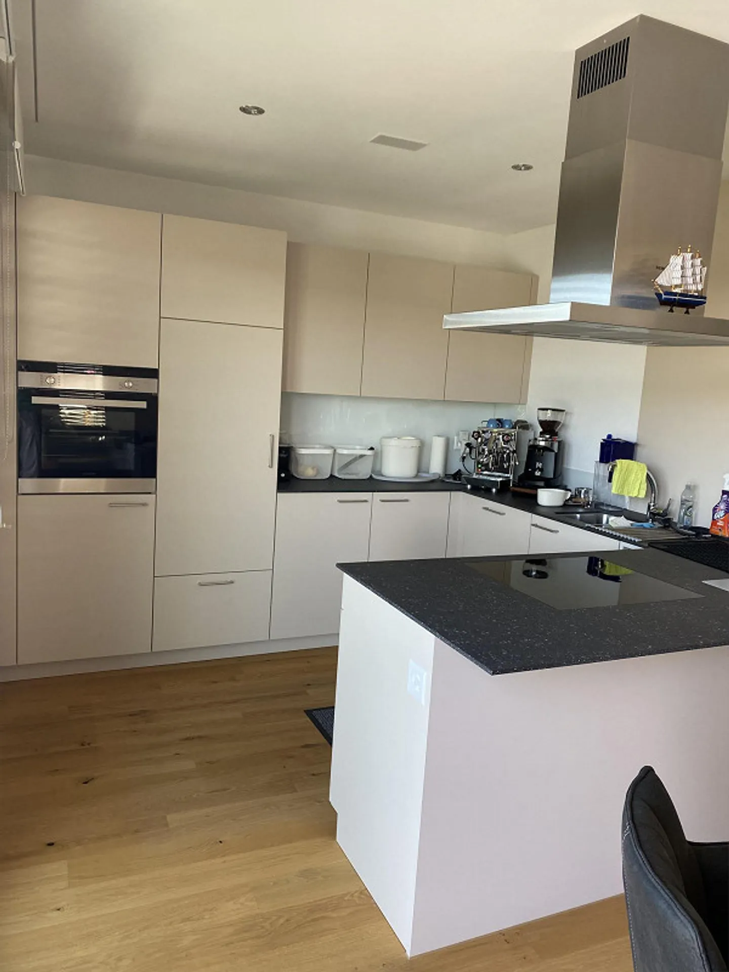 Attico moderno di 2,5 stanze con vista panoramica a Feldbrunnen - Foto 8 di 15